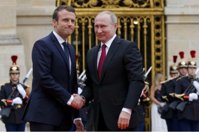 Putin Visits France, Hopes to Mend Strained Ties with West